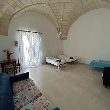 Ampia Dimora Con Volte E Cortile Giurdignano