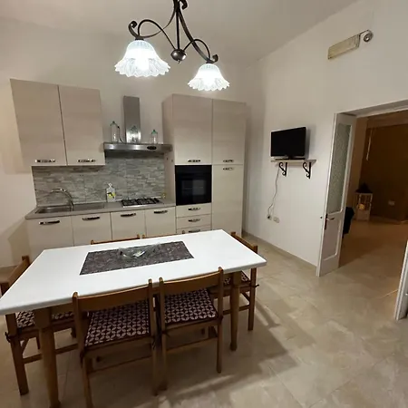 Ampia Dimora Con Volte E Cortile *